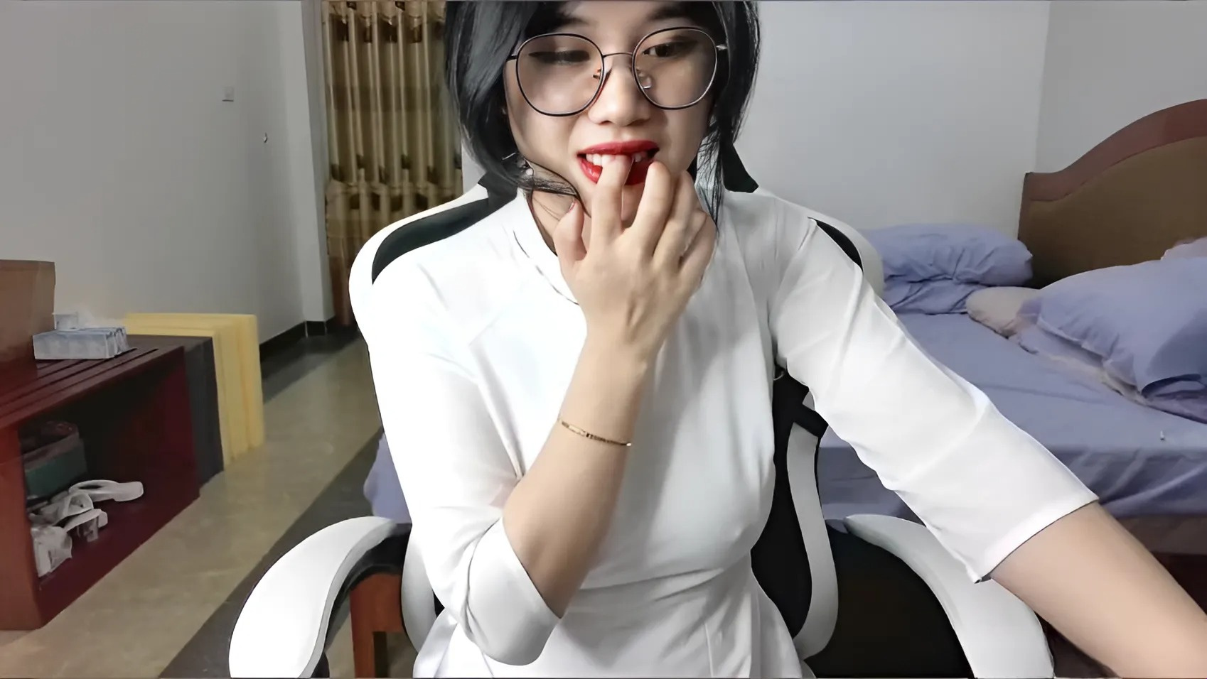 Ao dai Anna Bear'deki şehvetli kız mastürbasyon yapıyor